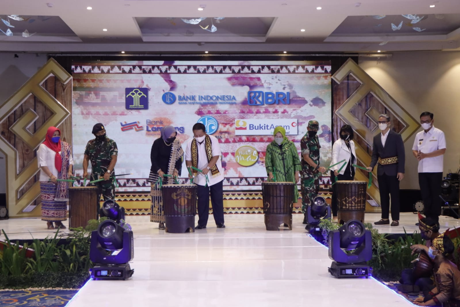 Promosikan Kain Tapis, Gubernur Arinal Djunaidi Buka Festival Kemilau ...