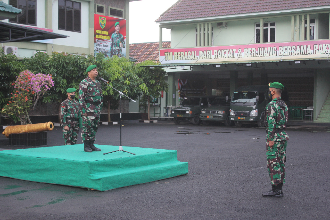 Prajurit Dan PNS Kodim 0410/KBL Laksanakan Upacara Bendera Merah Putih ...