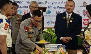 Kapolda Lampung Irjen. Pol. Helmi Santika bersama Ketua DPD APSI Lampung Dr (C) Andri Meirdyan Syarif memimpin prosesi pemotongan tumpeng sebagai simbol rasa syukur pada perayaan HUT Satpam ke-44.