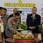 Kapolda Lampung Irjen. Pol. Helmi Santika bersama Ketua DPD APSI Lampung Dr (C) Andri Meirdyan Syarif memimpin prosesi pemotongan tumpeng sebagai simbol rasa syukur pada perayaan HUT Satpam ke-44.