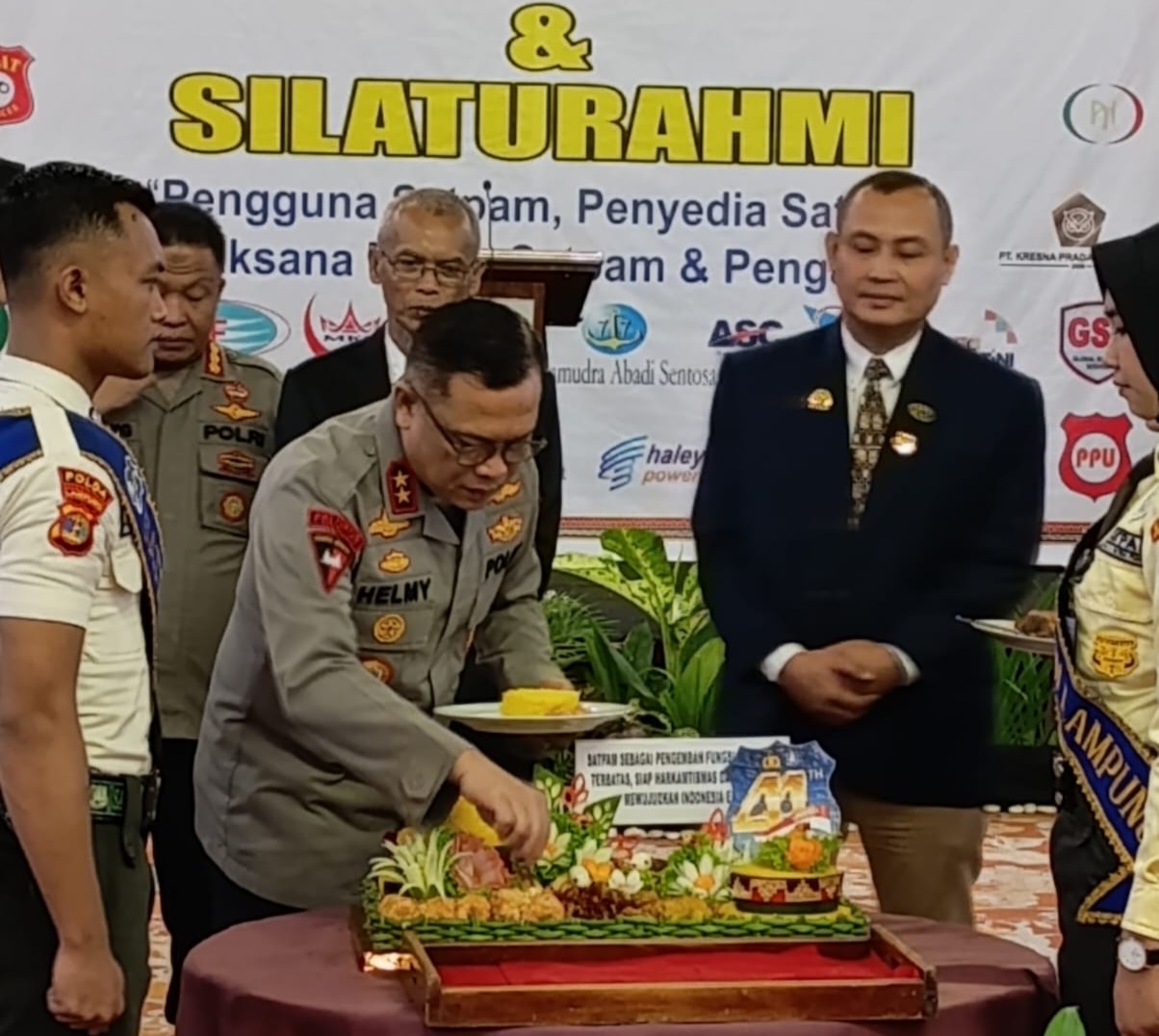 Kapolda Lampung Irjen. Pol. Helmi Santika bersama Ketua DPD APSI Lampung Dr (C) Andri Meirdyan Syarif memimpin prosesi pemotongan tumpeng sebagai simbol rasa syukur pada perayaan HUT Satpam ke-44.